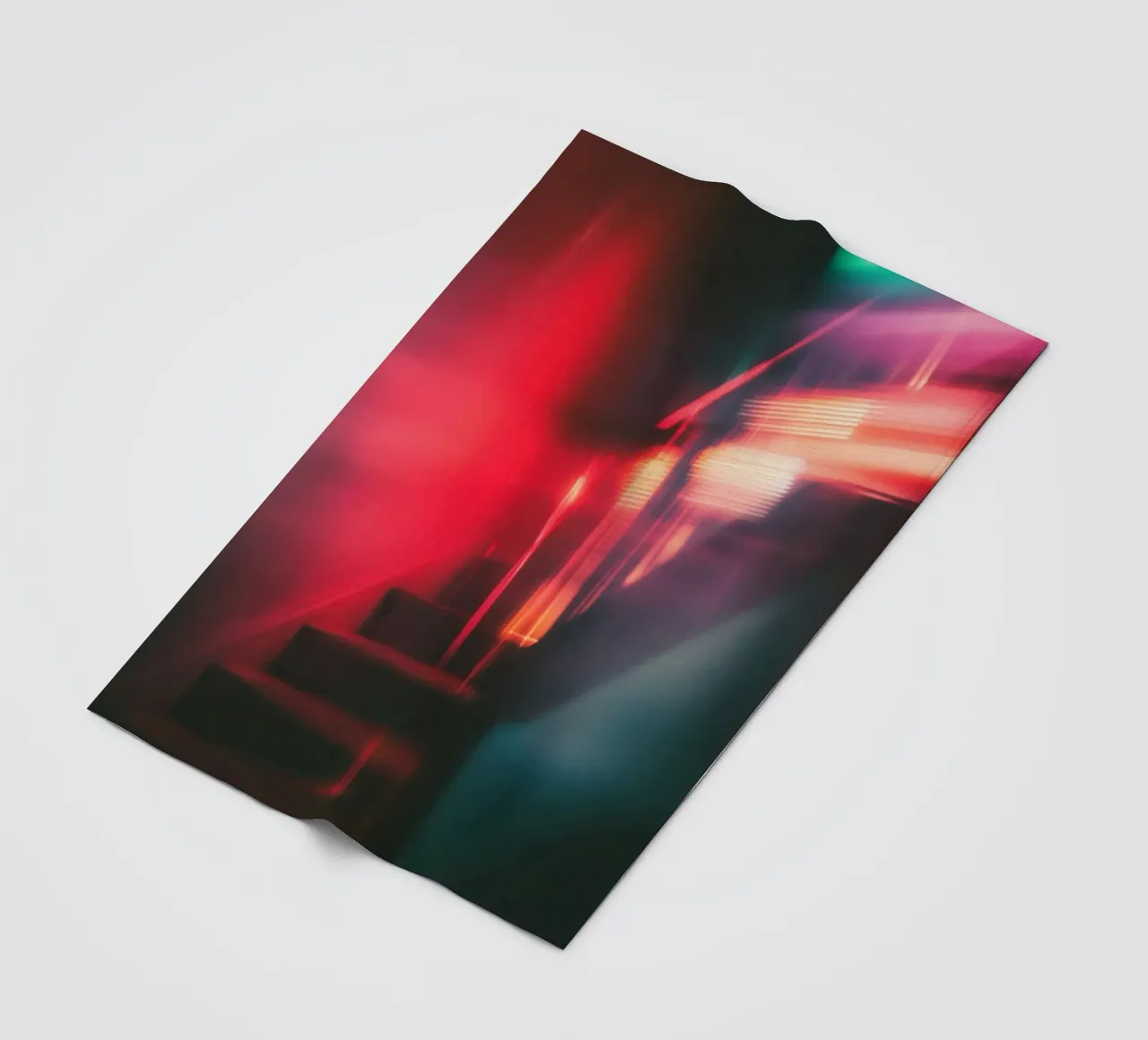 Éclats fantomatiques: una casa con le luci al neon coperta in pile da Le Flou