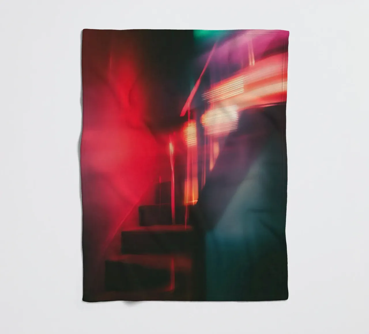Éclats fantomatiques: una casa con le luci al neon coperta in pile da Le Flou