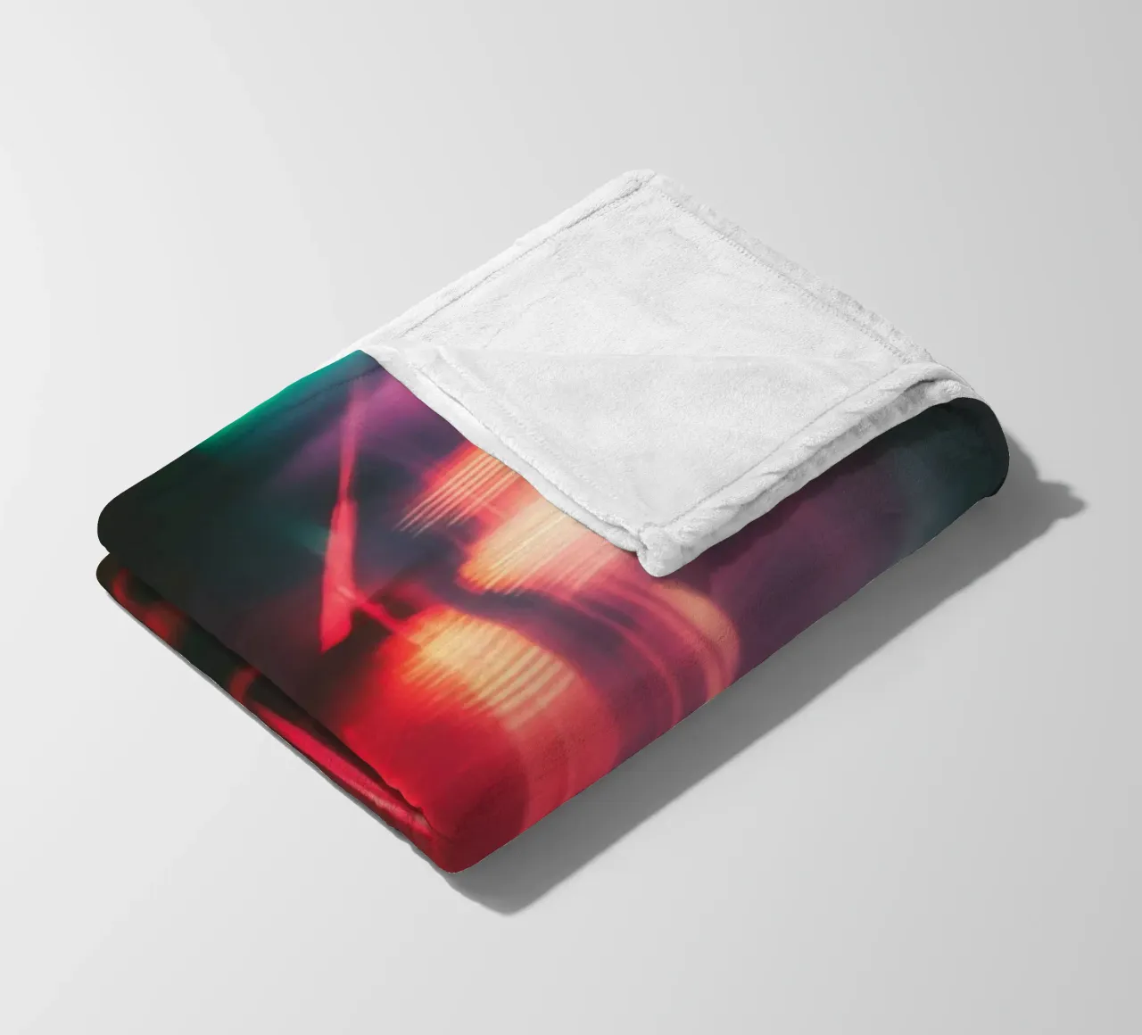 Éclats fantomatiques: una casa con le luci al neon coperta in pile da Le Flou