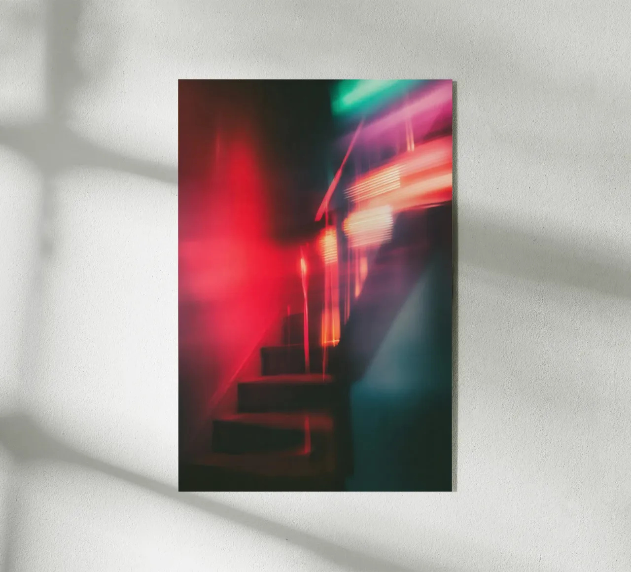 Éclats fantomatiques: una casa con le luci al neon plexiglass da Le Flou