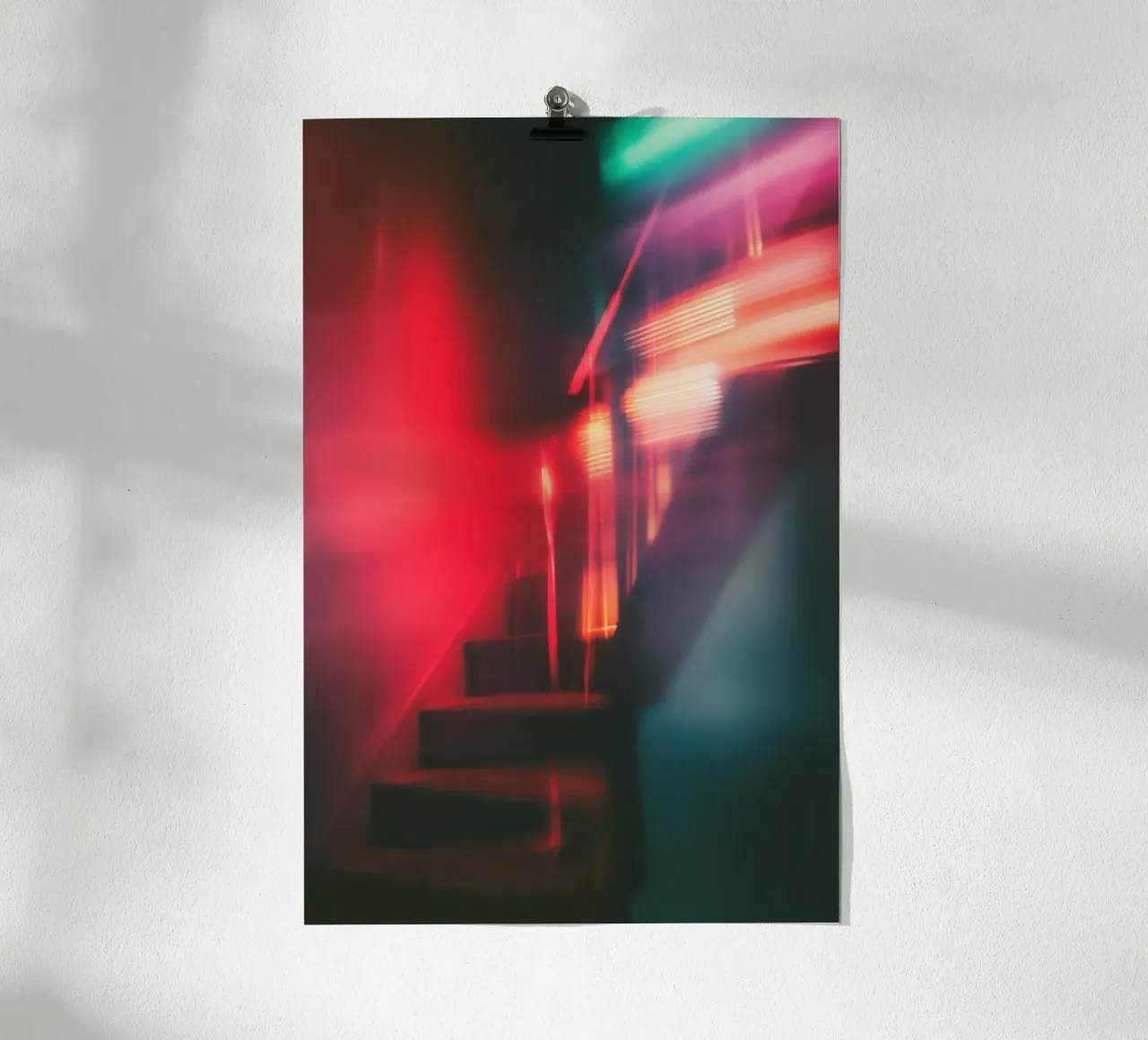 Éclats fantomatiques: una casa con le luci al neon carta hahnemühle da Le Flou
