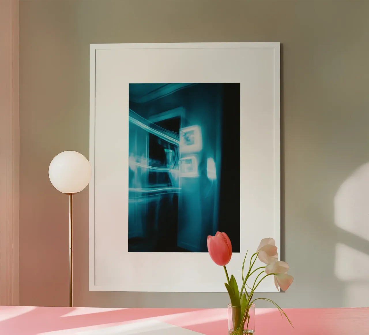 Illusion nocturne : Lumières évanescentes dans l'obscurité poster de Le Flou