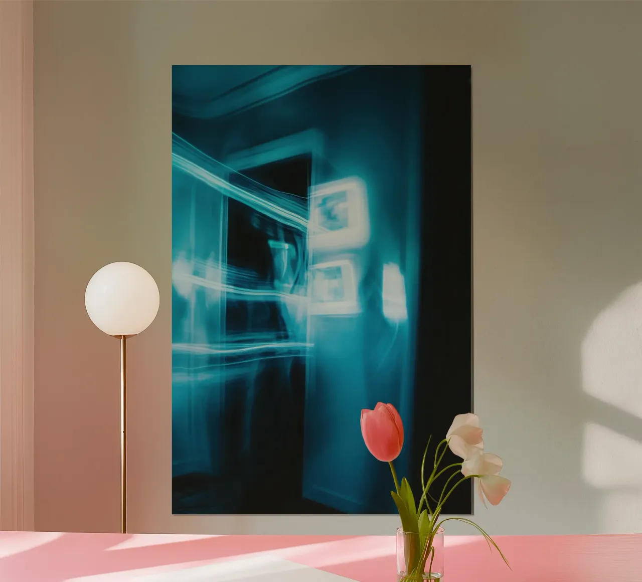 Illusion nocturne : Lumières évanescentes dans l'obscurité poster avec cadre en bois de Le Flou