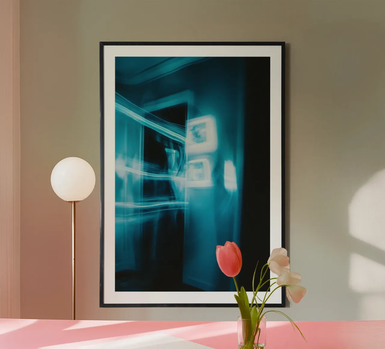 Illusion nocturne : Lumières évanescentes dans l'obscurité poster avec cadre en bois de Le Flou