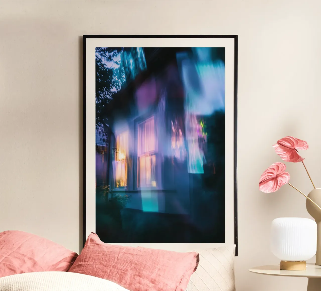 La maison des rêves : Éclats de lumière fantomatiques poster avec cadre en aluminium de Le Flou