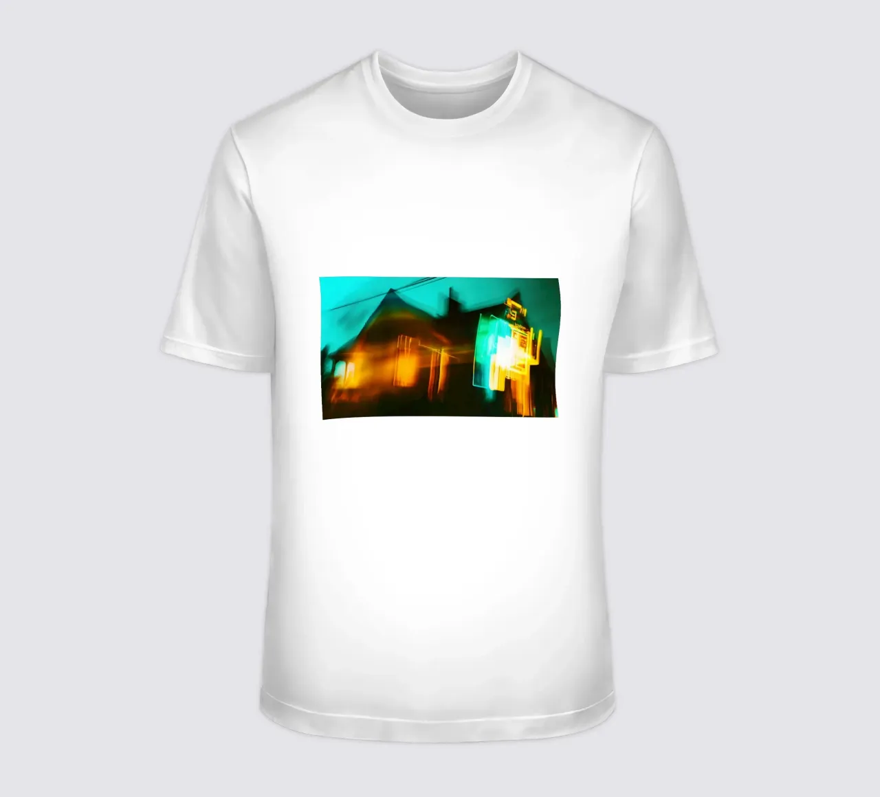 Notte al neon: riflessi di una casa in movimento t-shirt da Le Flou