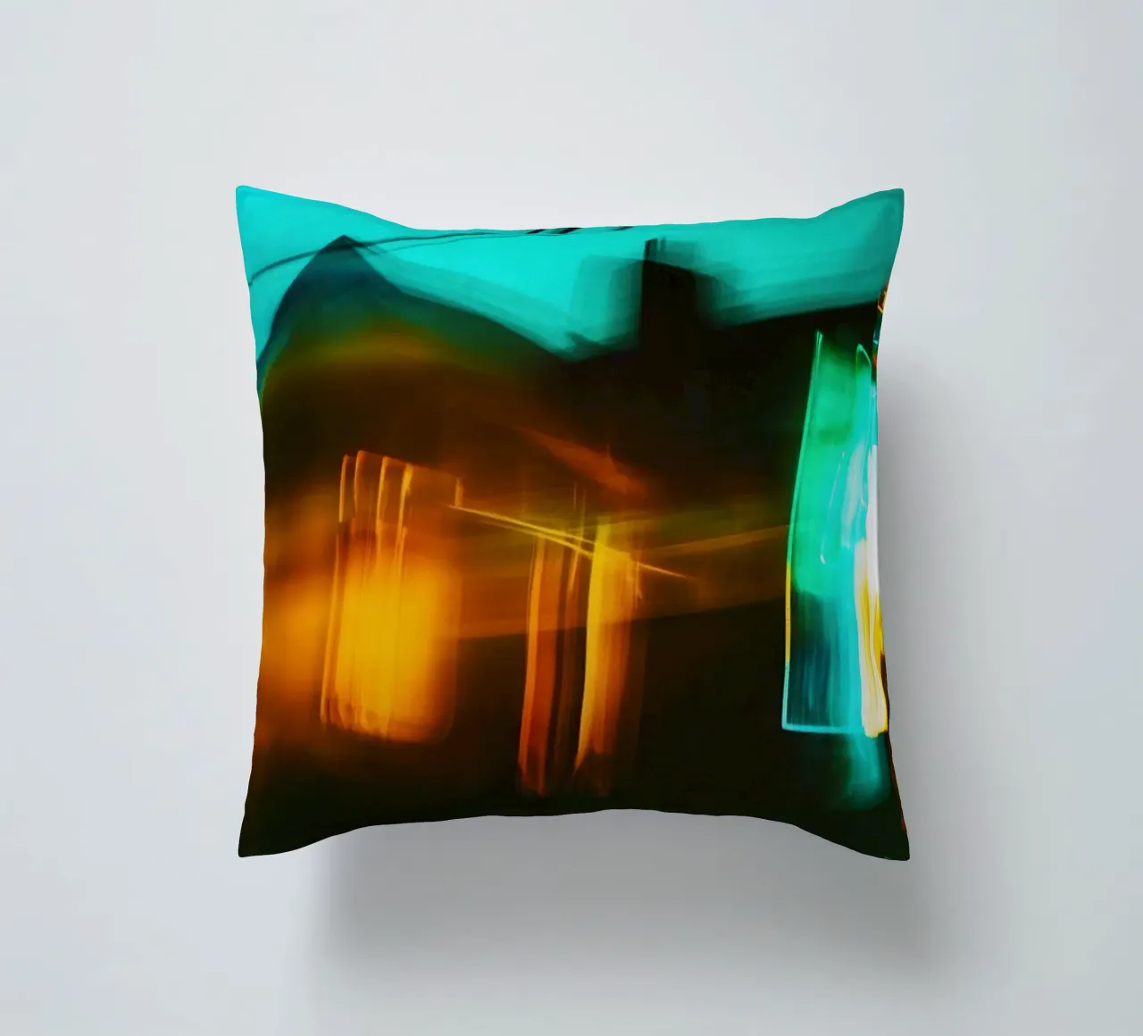 Notte al neon: riflessi di una casa in movimento cuscino da Le Flou