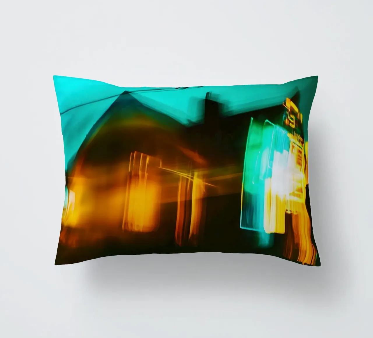 Notte al neon: riflessi di una casa in movimento cuscino da Le Flou