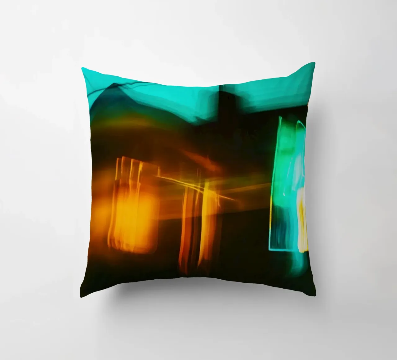 Notte al neon: riflessi di una casa in movimento cuscino da Le Flou