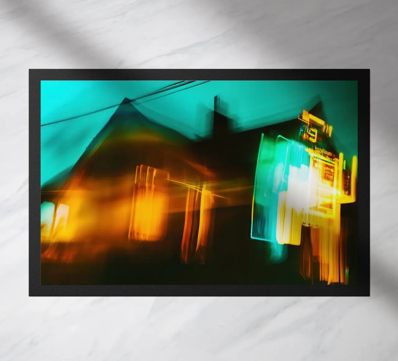 Notte al neon: riflessi di una casa in movimento zerbino da Le Flou