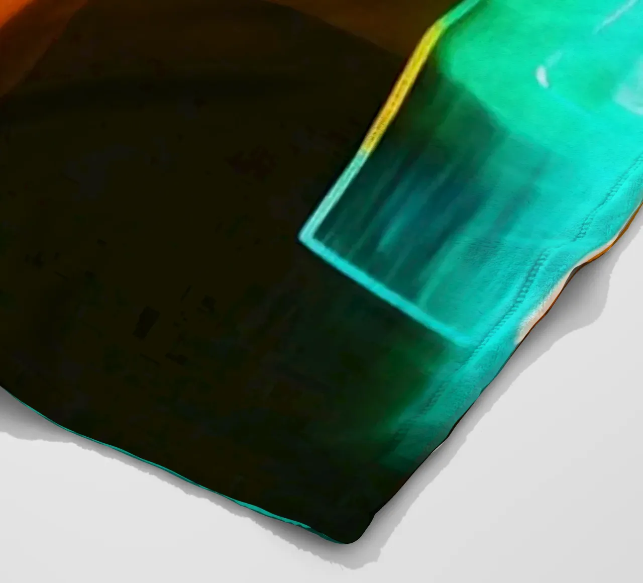 Notte al neon: riflessi di una casa in movimento coperta in pile da Le Flou
