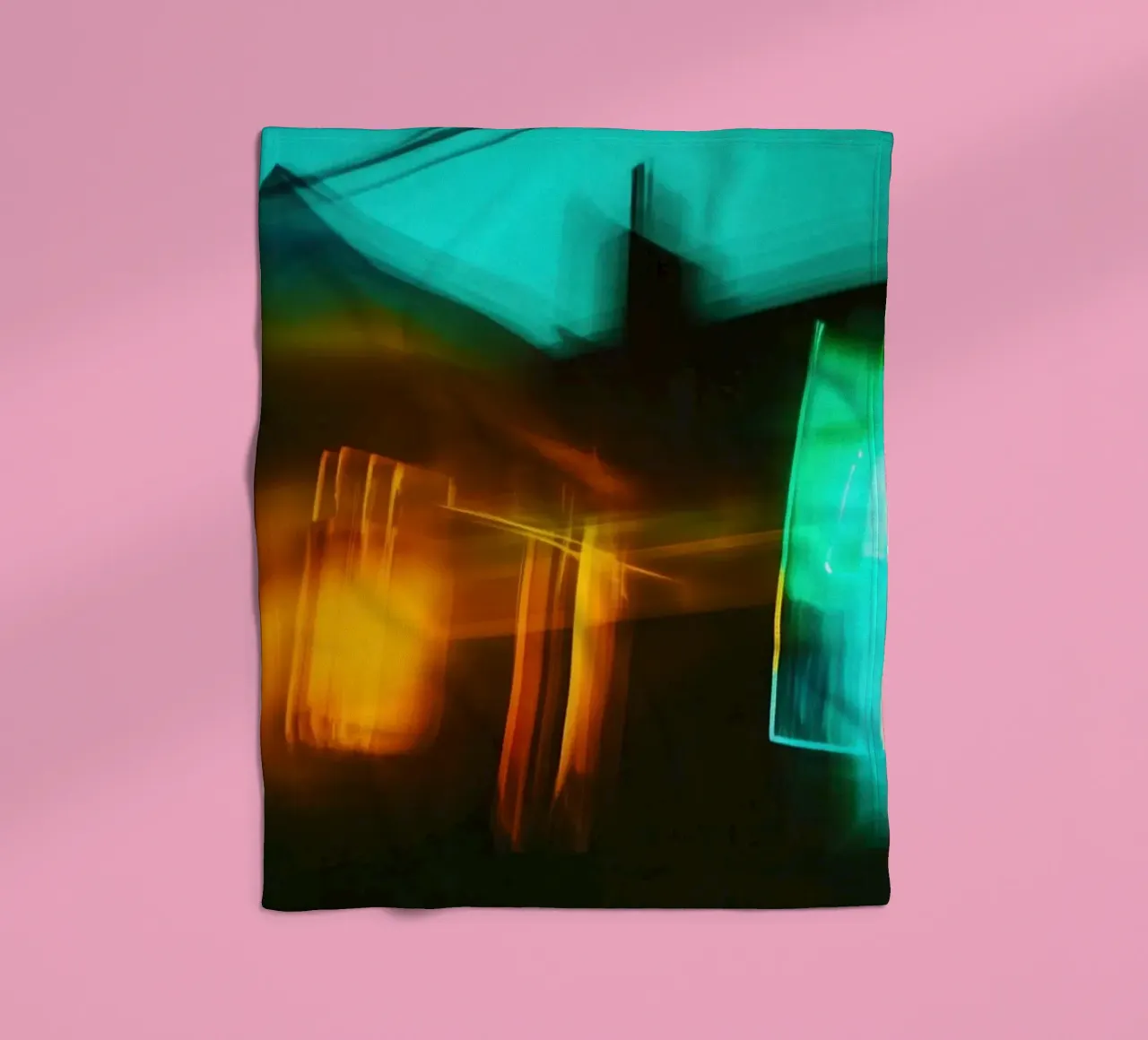 Notte al neon: riflessi di una casa in movimento coperta in pile da Le Flou