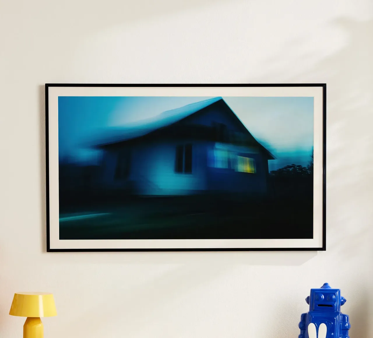 Mistero di notte : La casa del silenzio poster con telaio in plastica da Le Flou