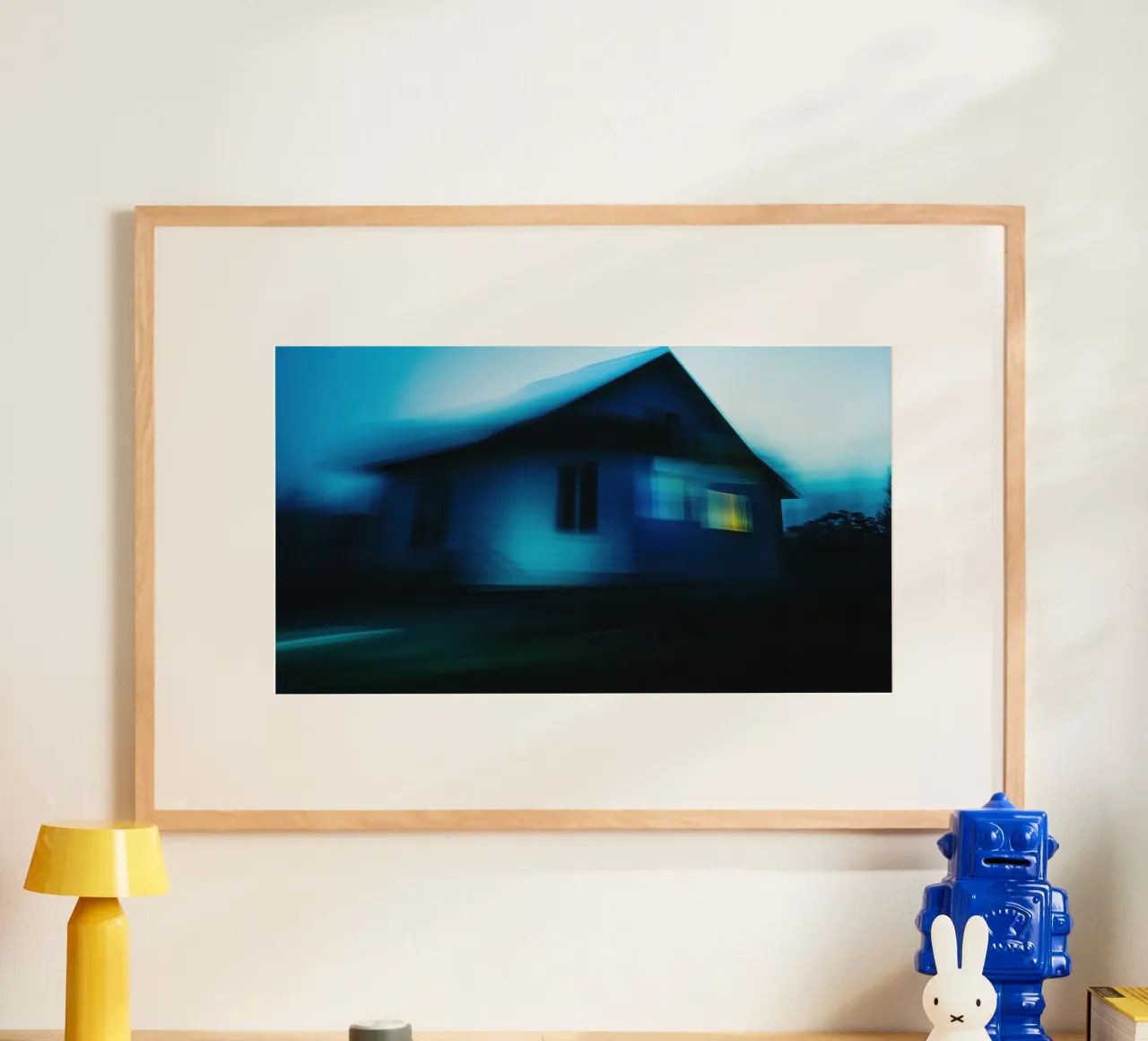Mistero di notte : La casa del silenzio poster con telaio in plastica da Le Flou