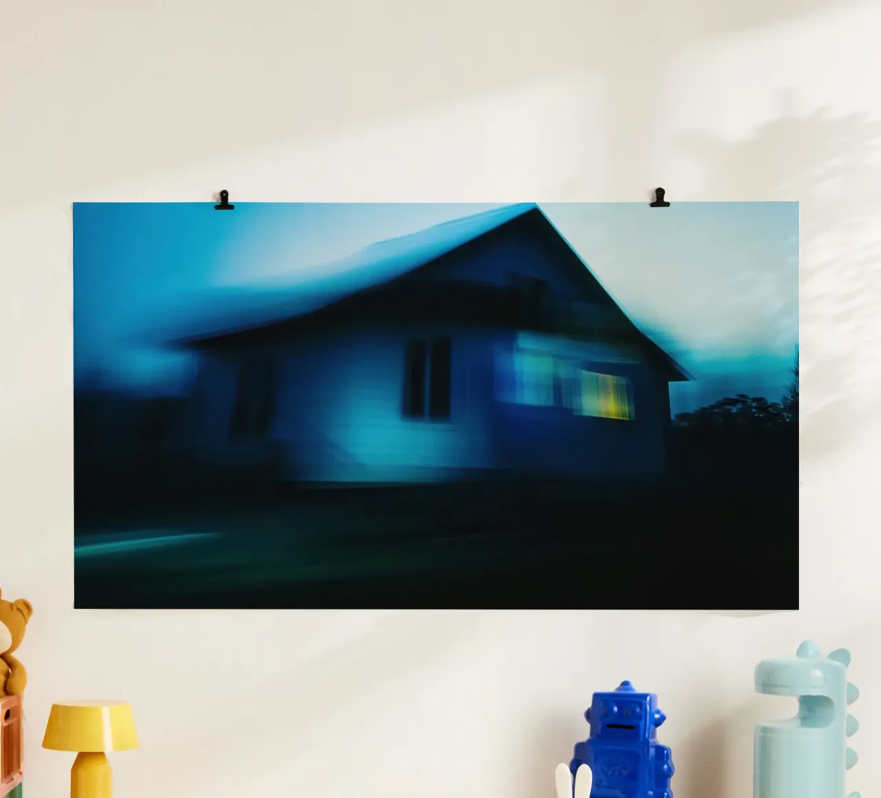 Mistero di notte : La casa del silenzio poster con telaio in plastica da Le Flou
