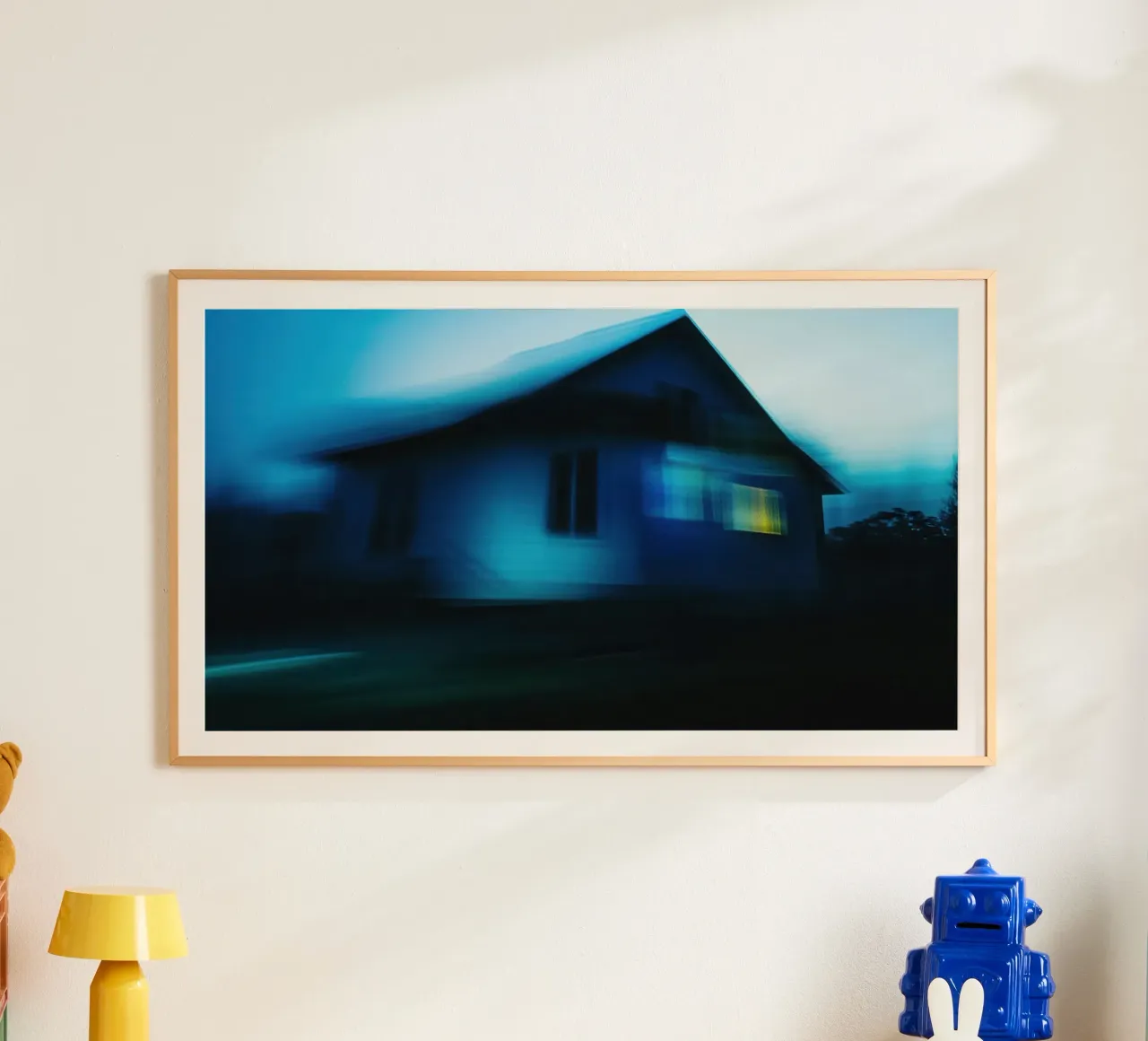 Mistero di notte : La casa del silenzio poster con telaio in plastica da Le Flou