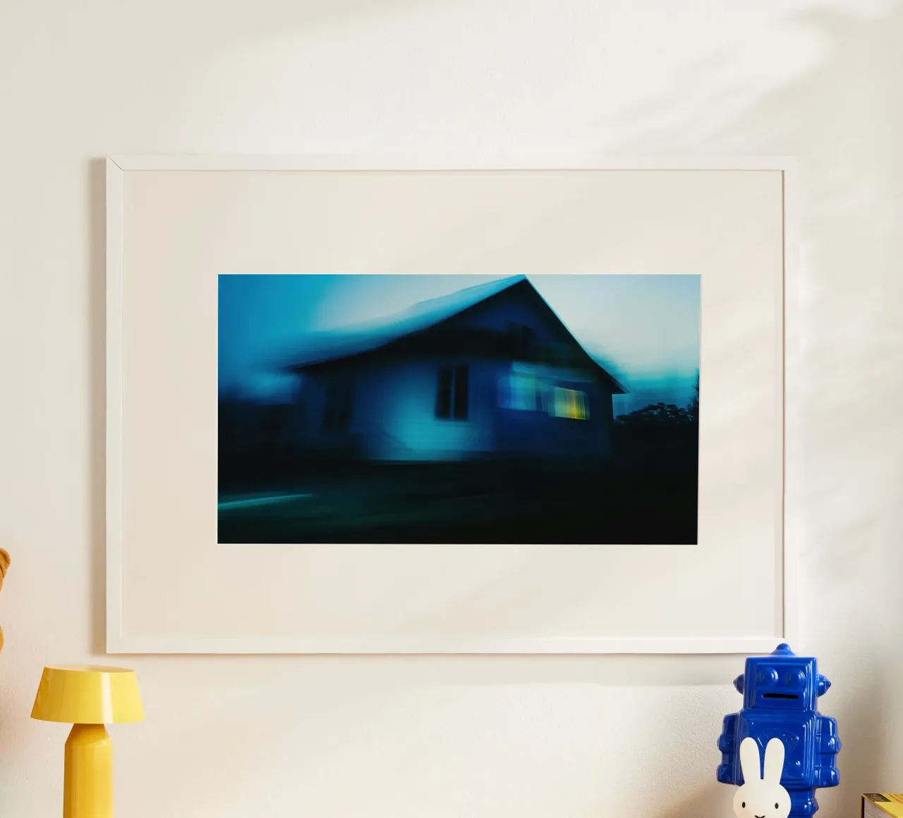 Mistero di notte : La casa del silenzio poster con telaio in plastica da Le Flou