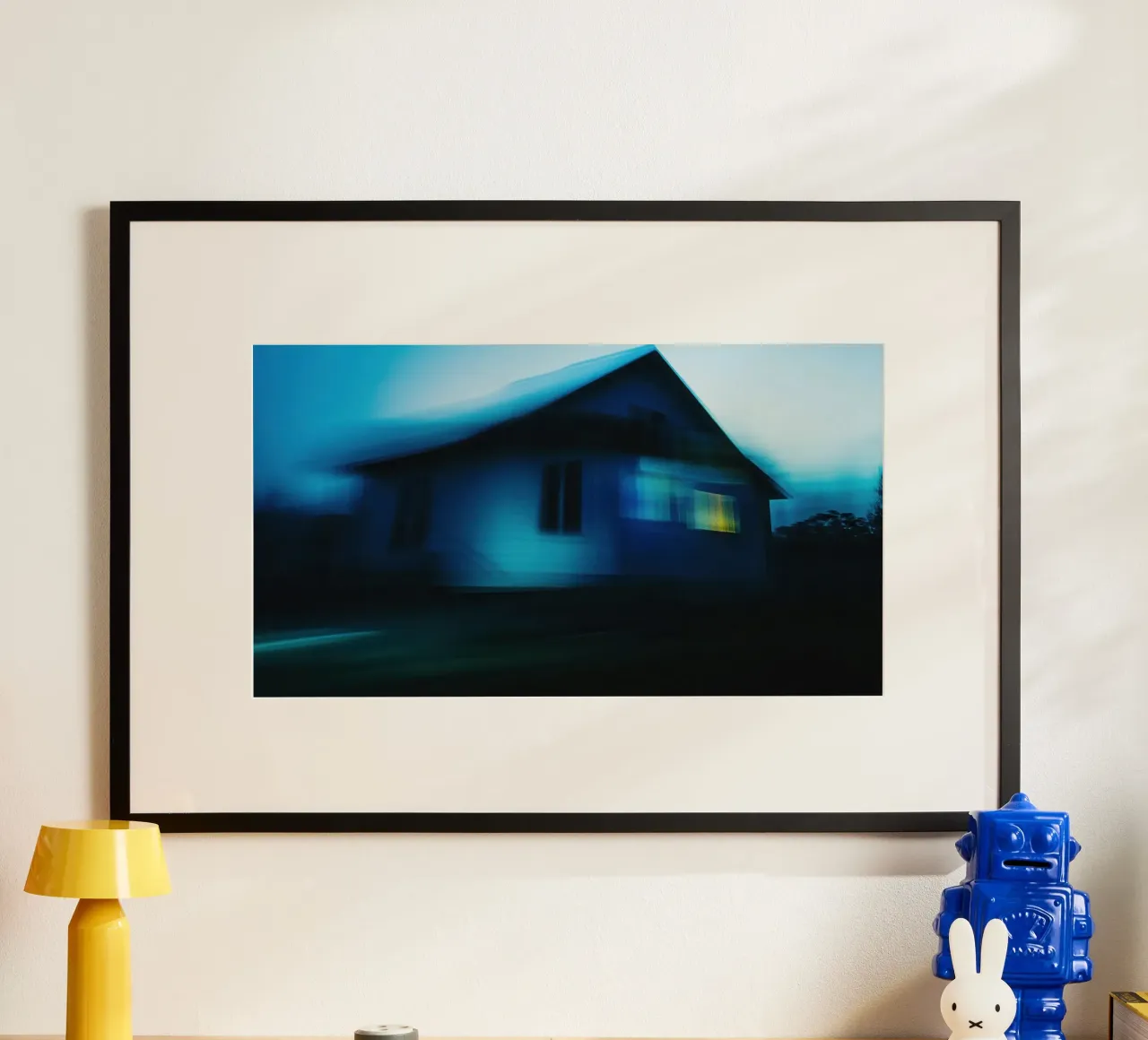 Mistero di notte : La casa del silenzio poster con telaio in plastica da Le Flou