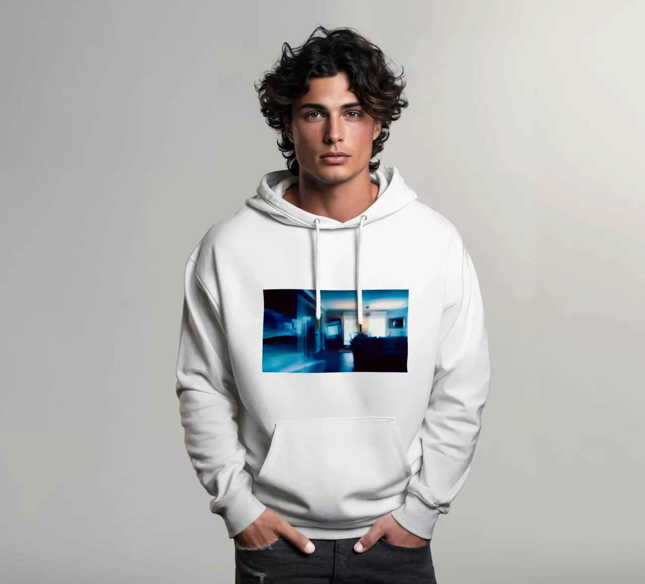 Morbidezza e mistero in un interno blu felpa con cappuccio da Le Flou