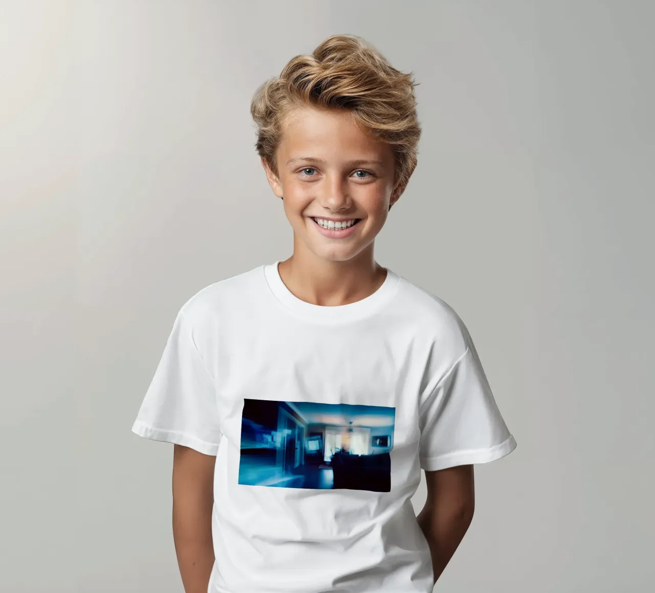 Morbidezza e mistero in un interno blu t-shirt bambini da Le Flou