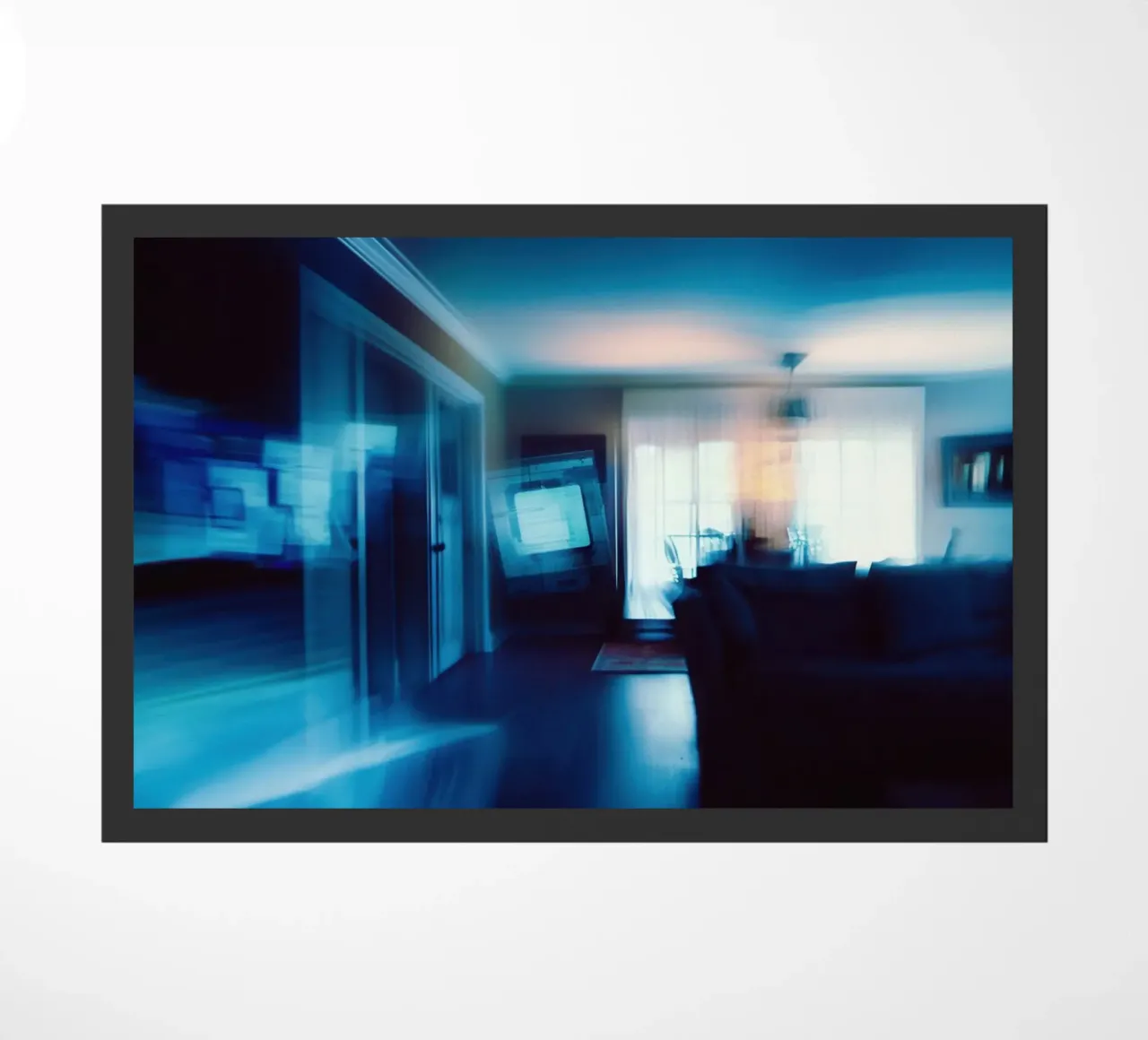 Morbidezza e mistero in un interno blu zerbino da Le Flou