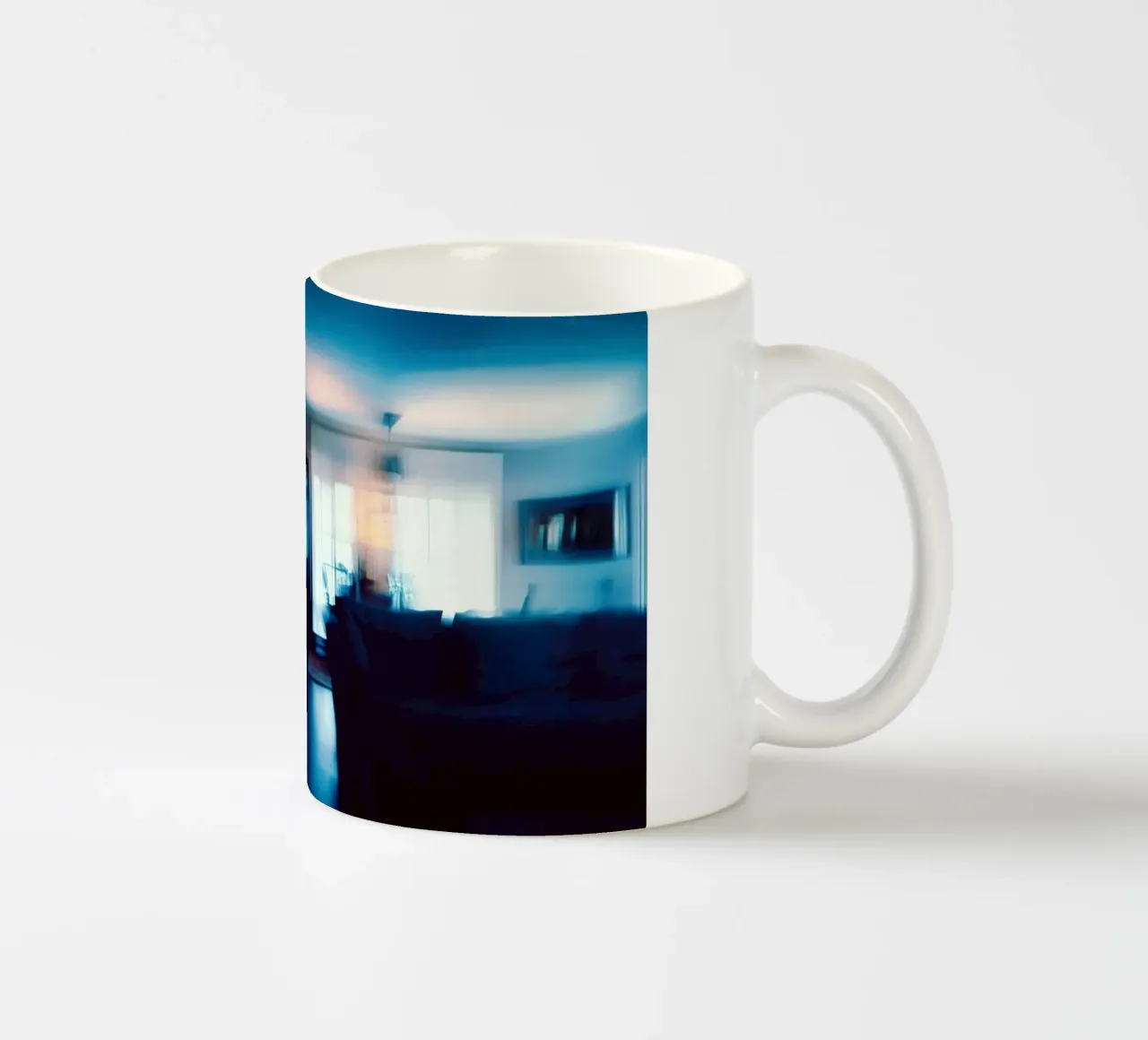 Morbidezza e mistero in un interno blu tazza in ceramica da Le Flou