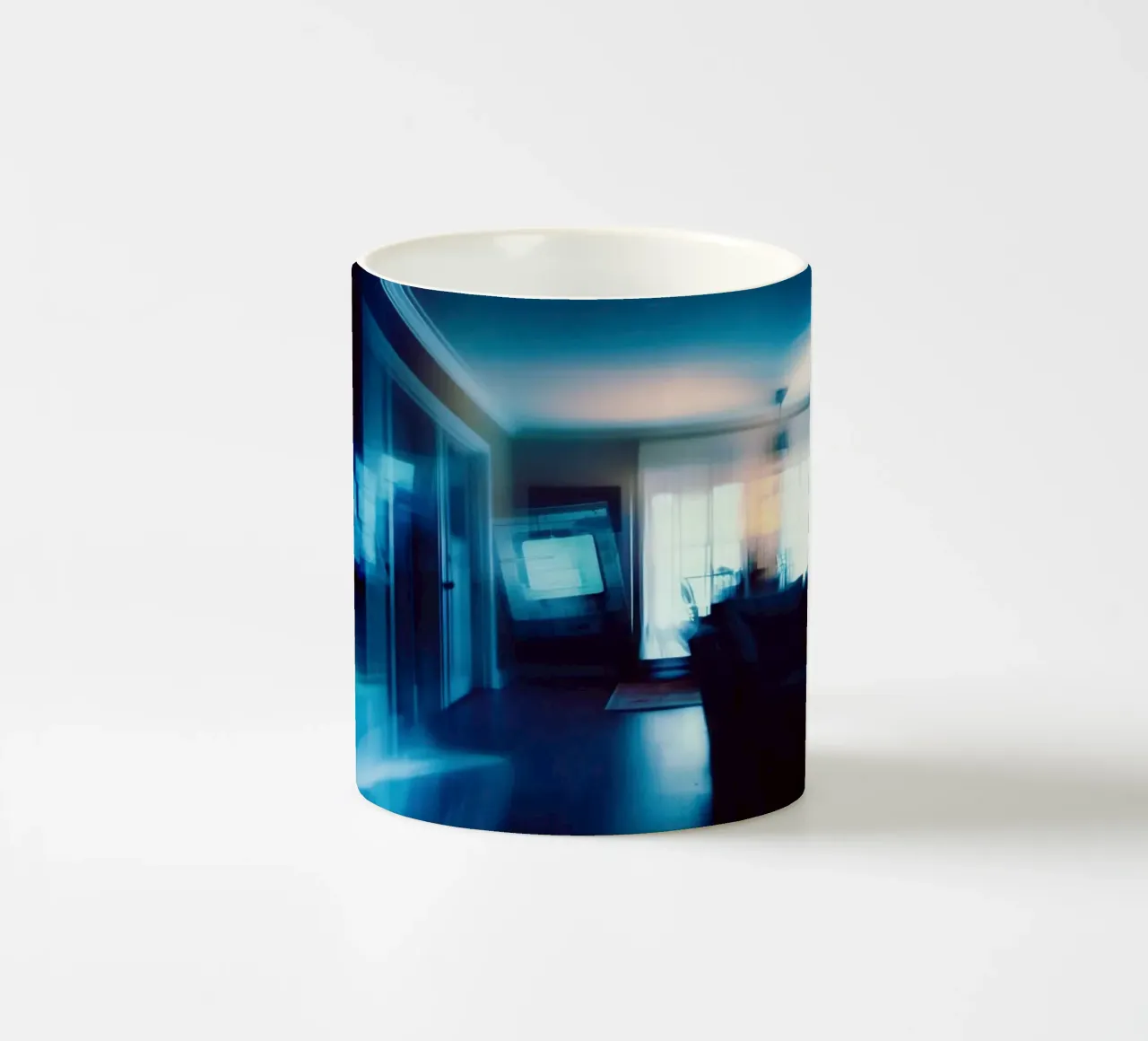 Morbidezza e mistero in un interno blu tazza in ceramica da Le Flou
