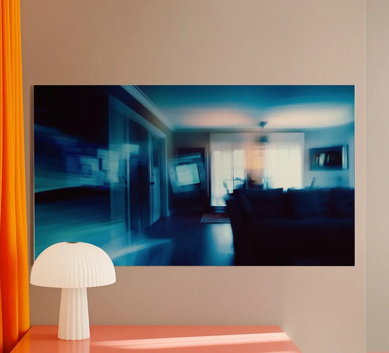 Morbidezza e mistero in un interno blu plexiglass da Le Flou