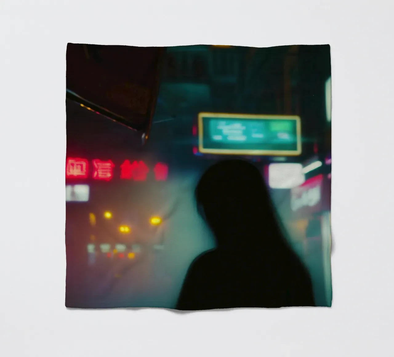 Neon e solitudine: un viaggio nella città di notte coperta in pile da Le Flou