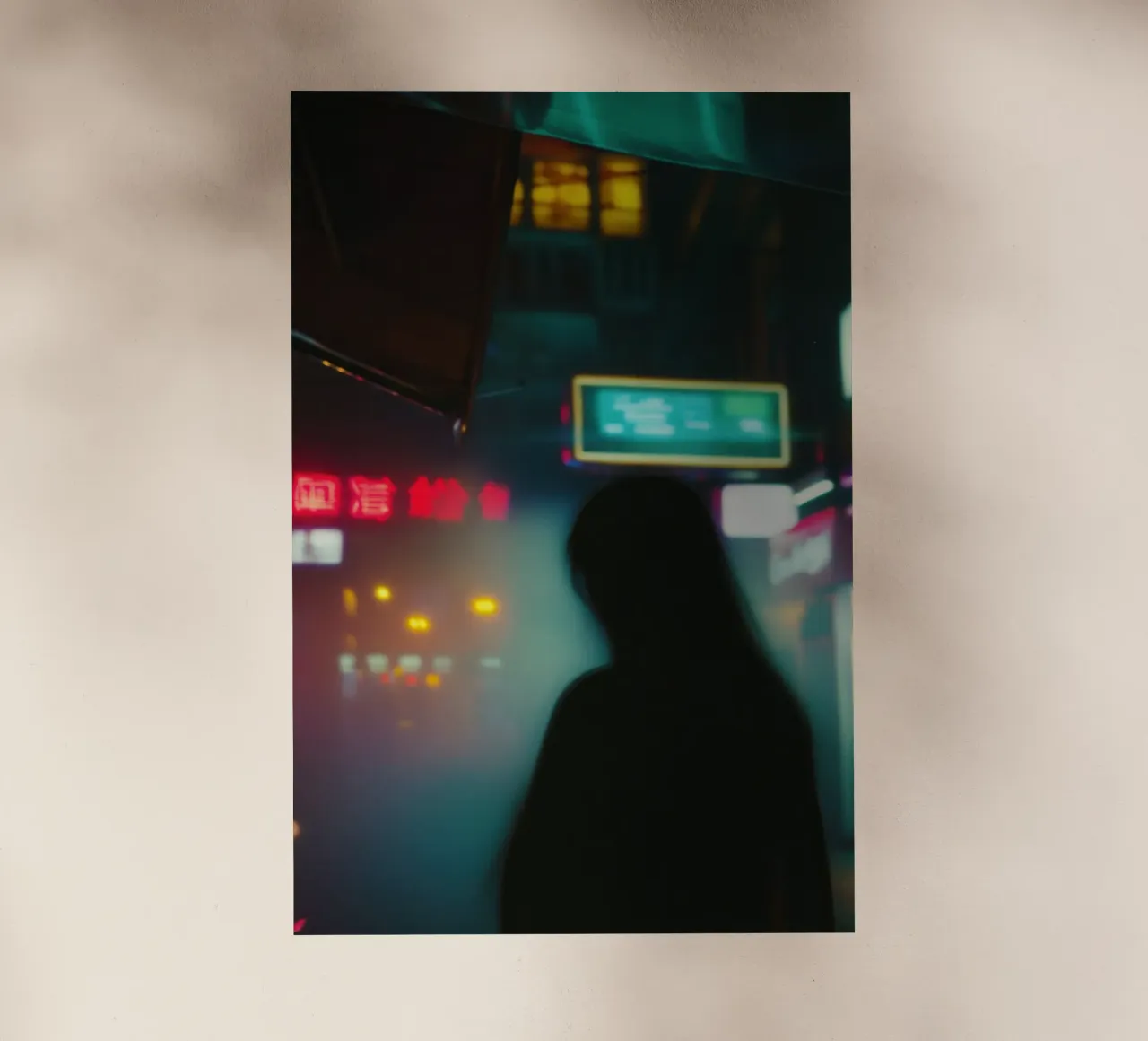 Neon e solitudine: un viaggio nella città di notte pellicola backlit da Le Flou