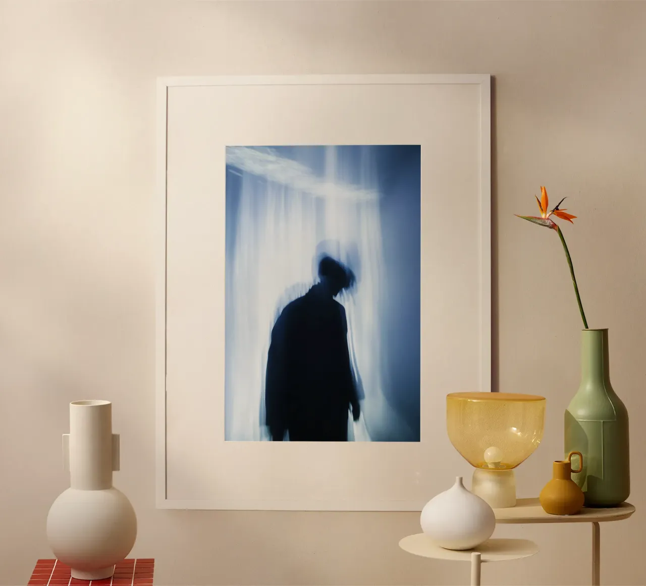 Luce velata: ombra e mistero poster con telaio in alluminio da Le Flou