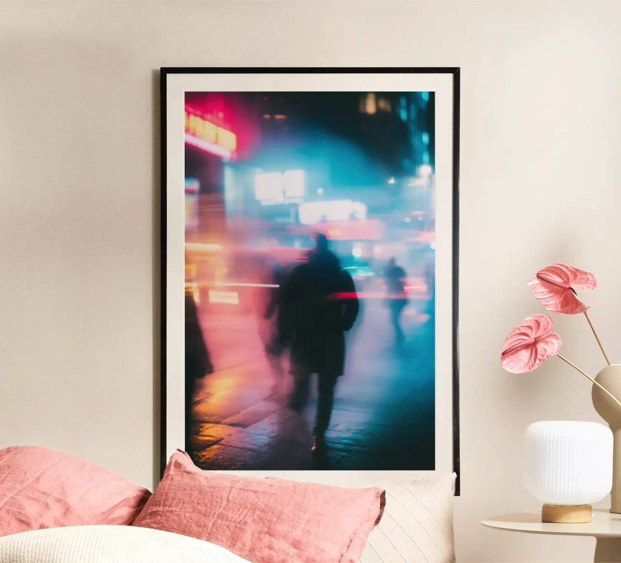 Urbane Flüchtigkeit: Schatten und Licht in der Nacht Poster mit Holzrahmen von Le Flou