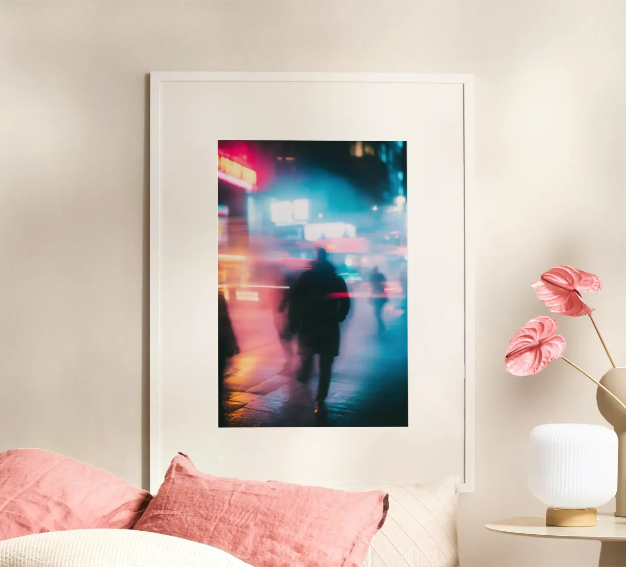 Urbane Flüchtigkeit: Schatten und Licht in der Nacht Poster mit Holzrahmen von Le Flou