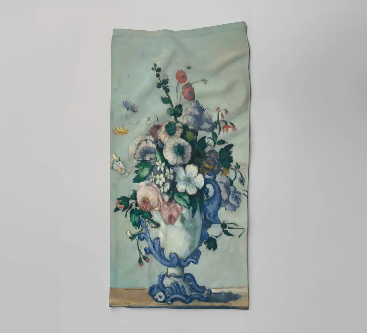 Paul Cezanne - Fiori in un vaso rococò asciugamano da bagno da Timeless Artworks