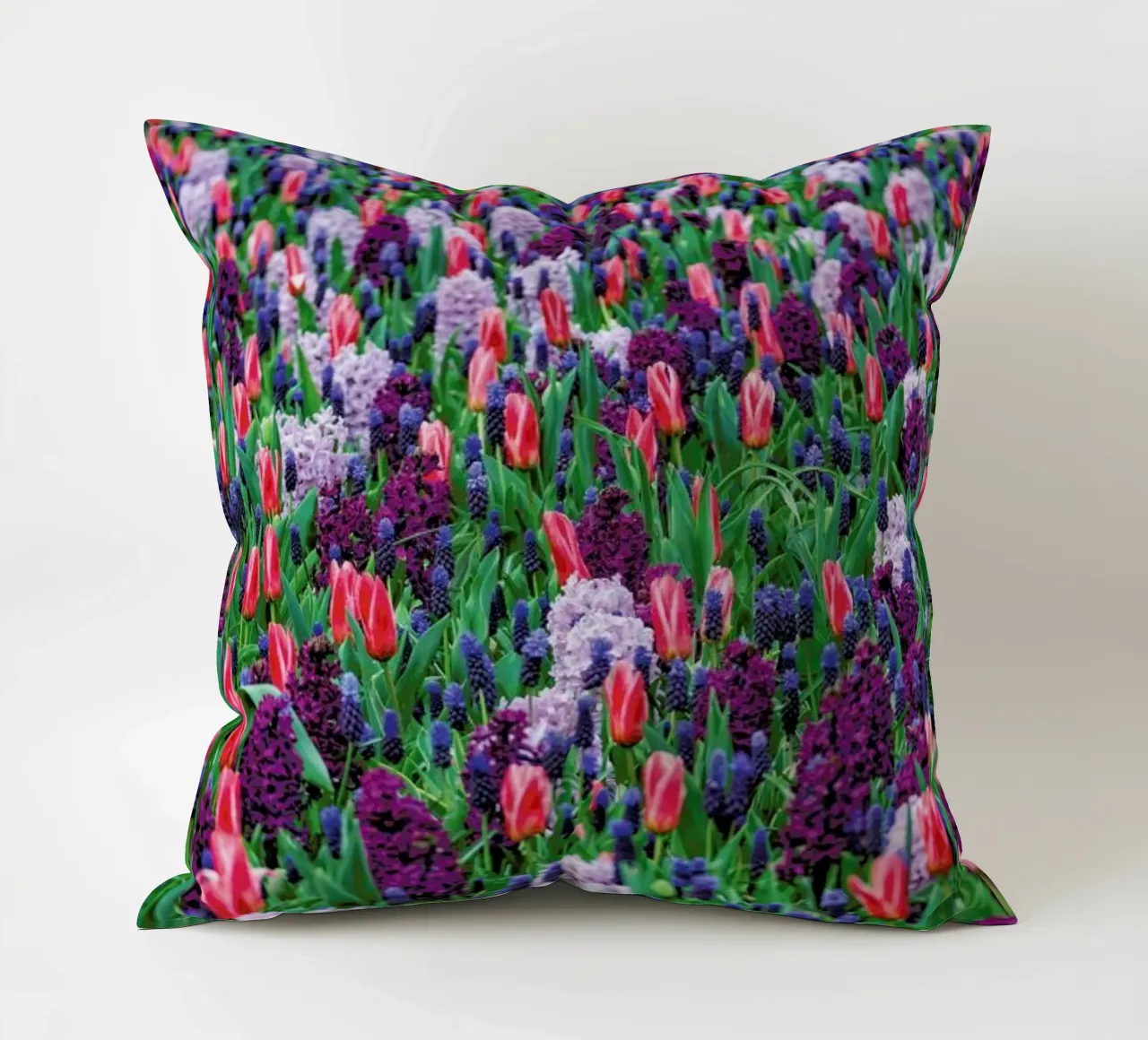 Tulip Field Purple cuscino da Curious Collections by Marielle Leenders