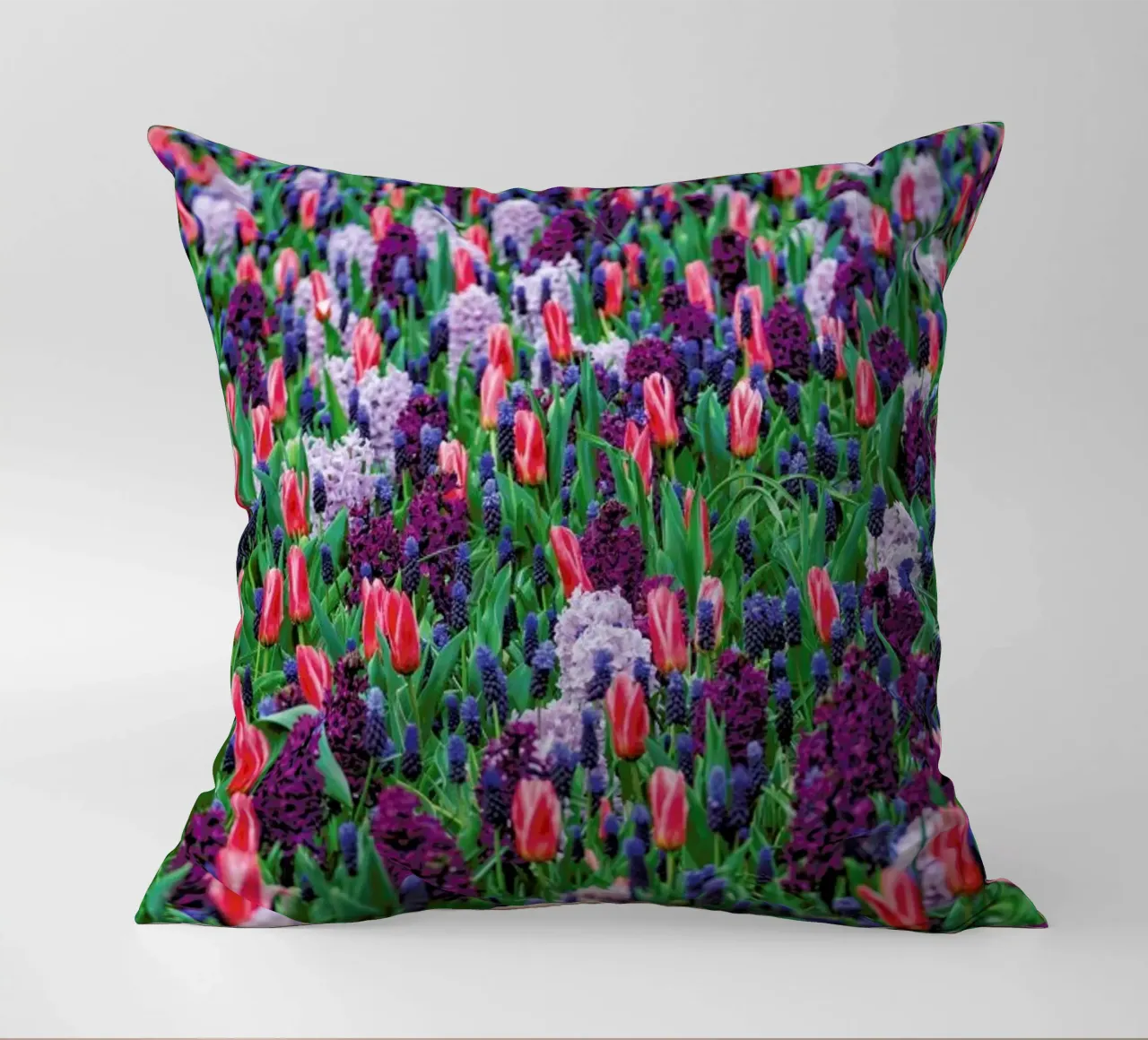 Tulip Field Purple cuscino da Curious Collections by Marielle Leenders
