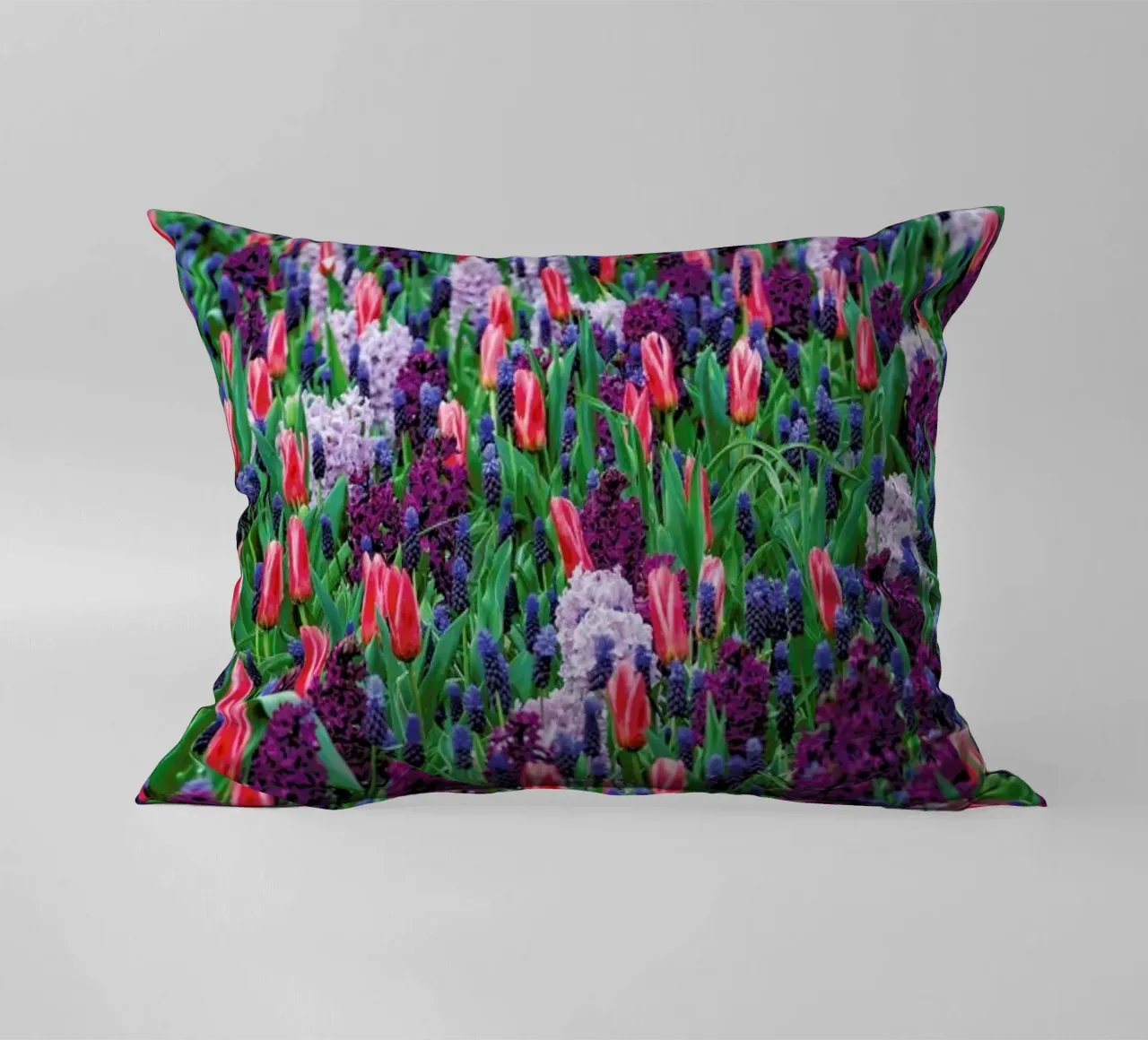 Tulip Field Purple cuscino da Curious Collections by Marielle Leenders