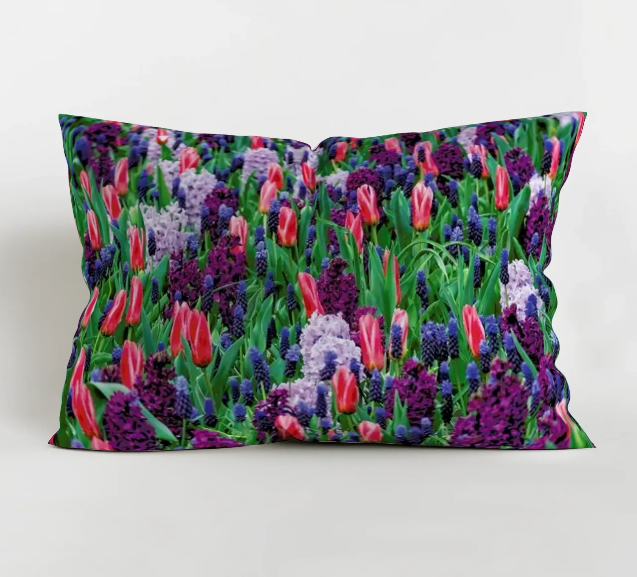 Tulip Field Purple cuscino da Curious Collections by Marielle Leenders