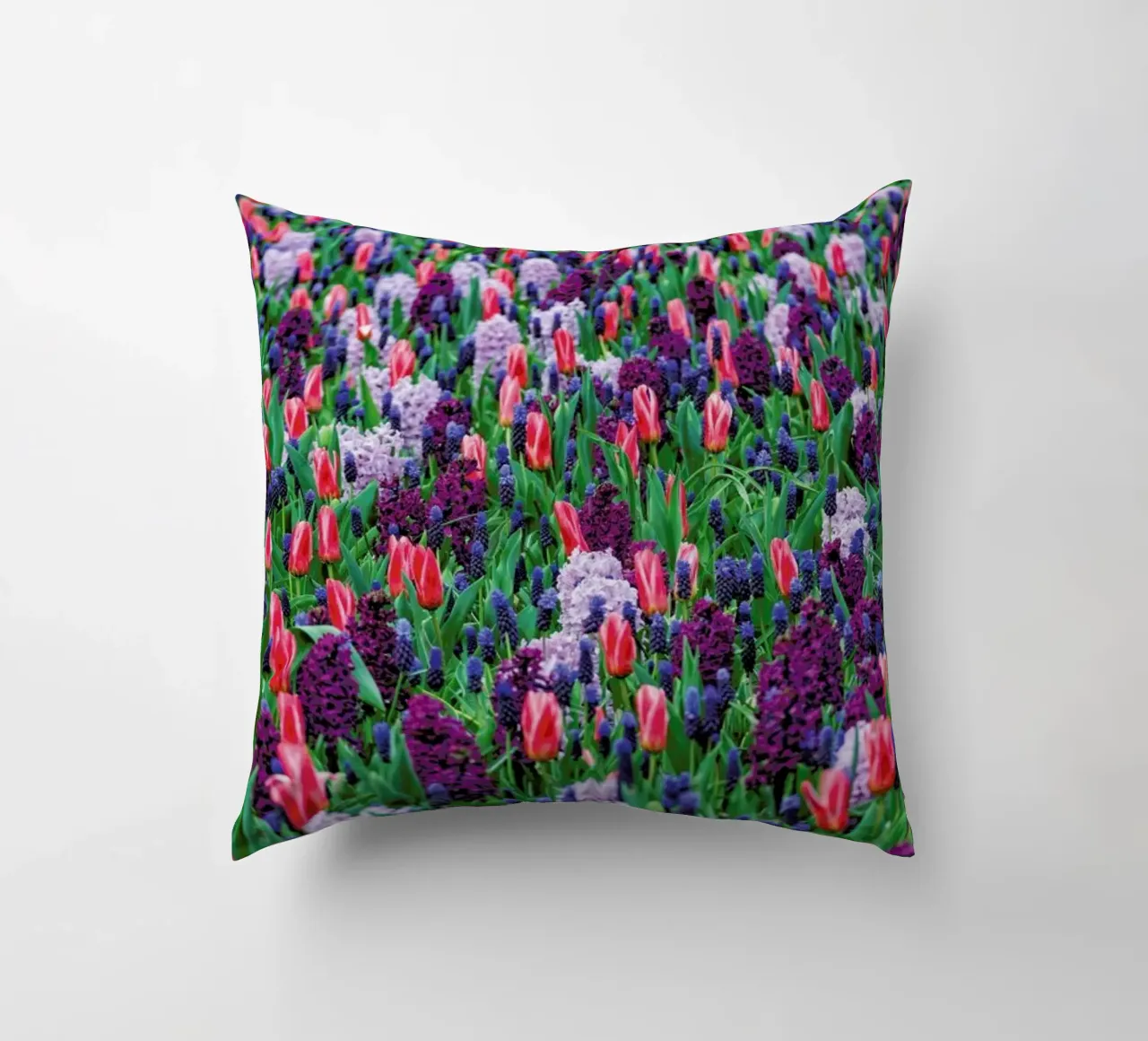 Tulip Field Purple cuscino da Curious Collections by Marielle Leenders