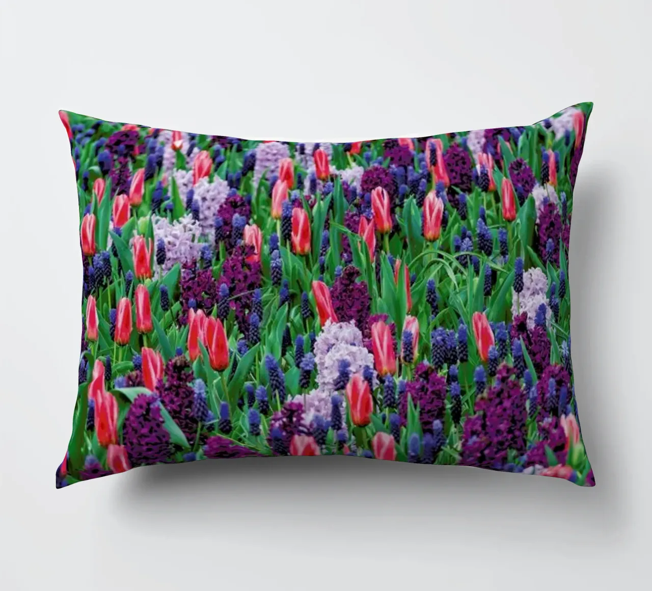 Tulip Field Purple cuscino da Curious Collections by Marielle Leenders