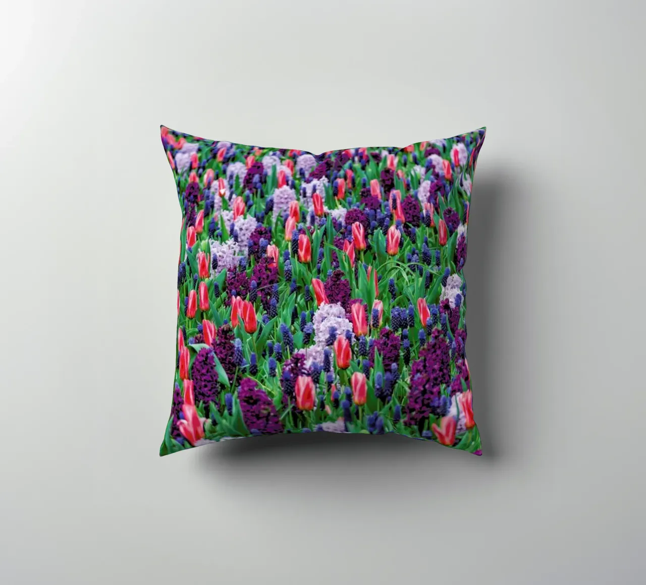 Tulip Field Purple cuscino da Curious Collections by Marielle Leenders