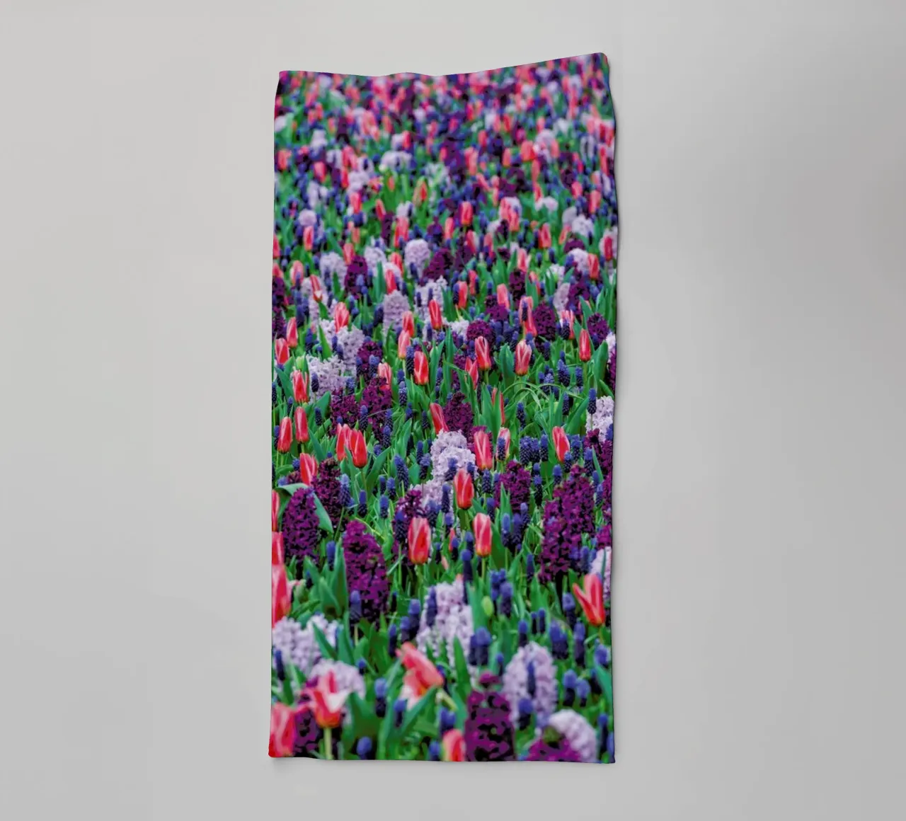 Tulip Field Purple asciugamano da bagno da Curious Collections by Marielle Leenders
