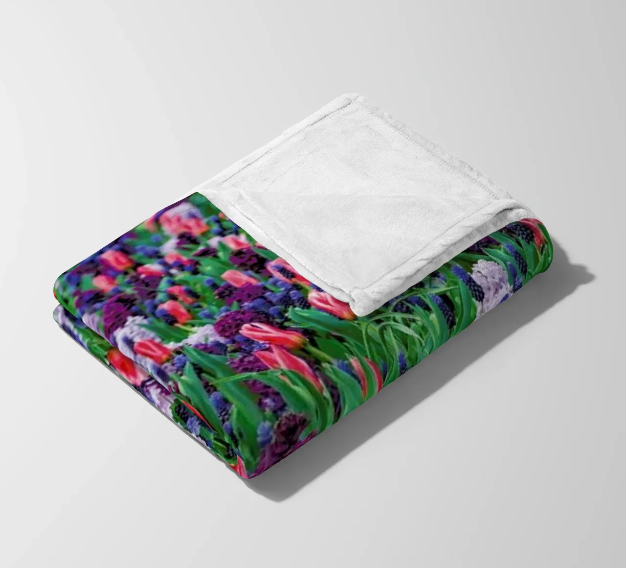Tulip Field Purple coperta in pile da Curious Collections by Marielle Leenders