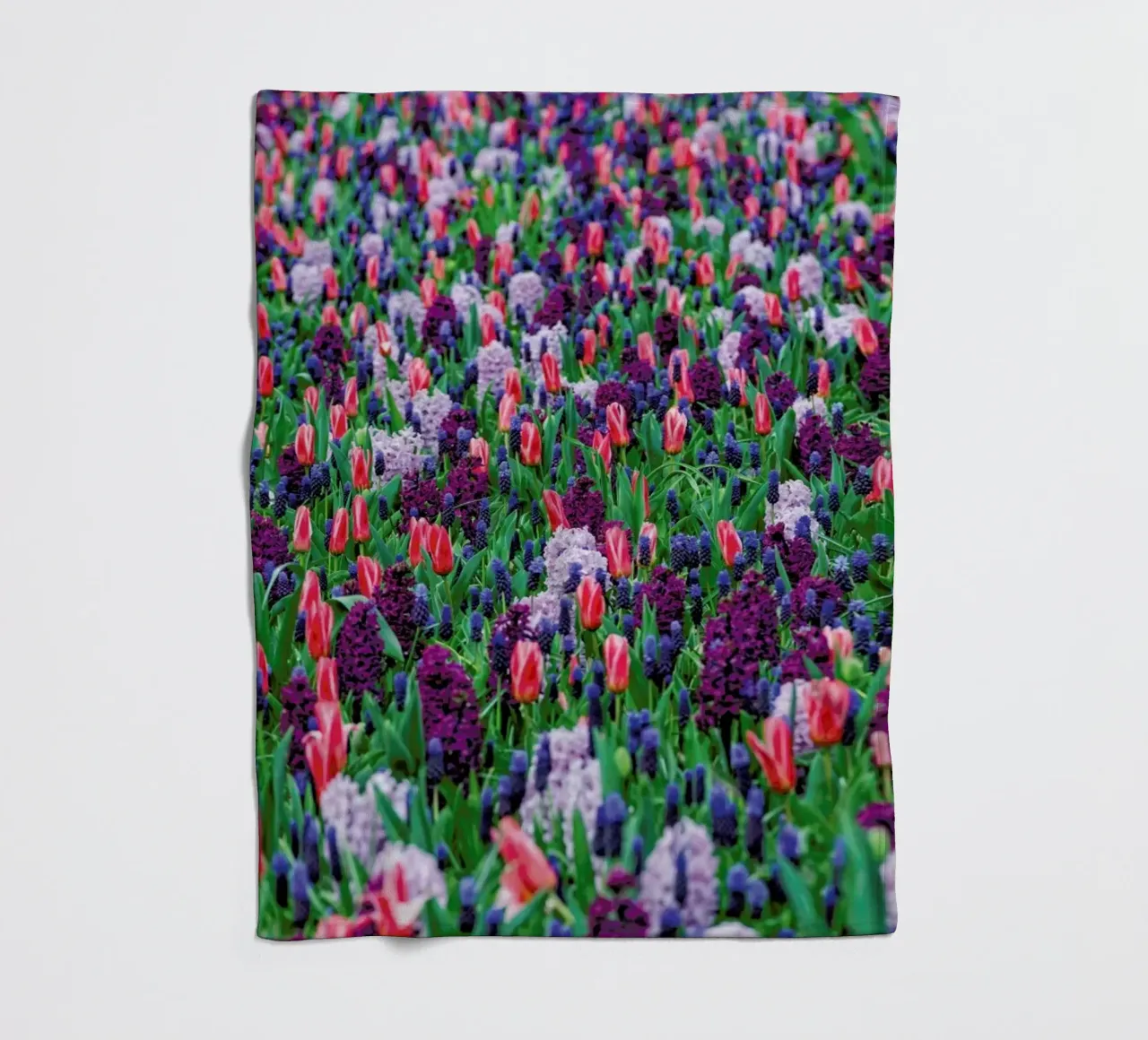 Tulip Field Purple coperta in pile da Curious Collections by Marielle Leenders
