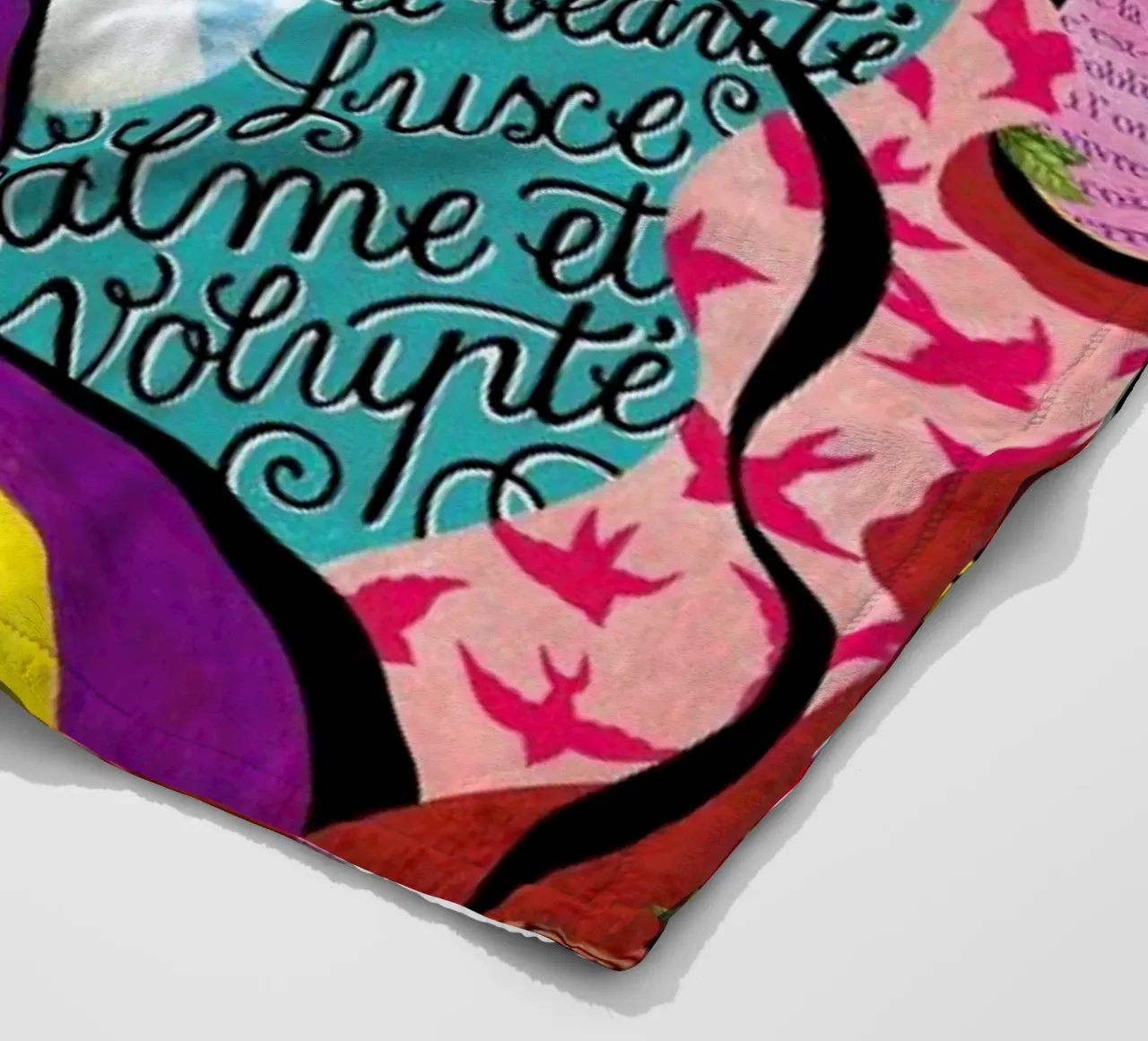 Invitation au voyage coperta in pile da Nour Tohme