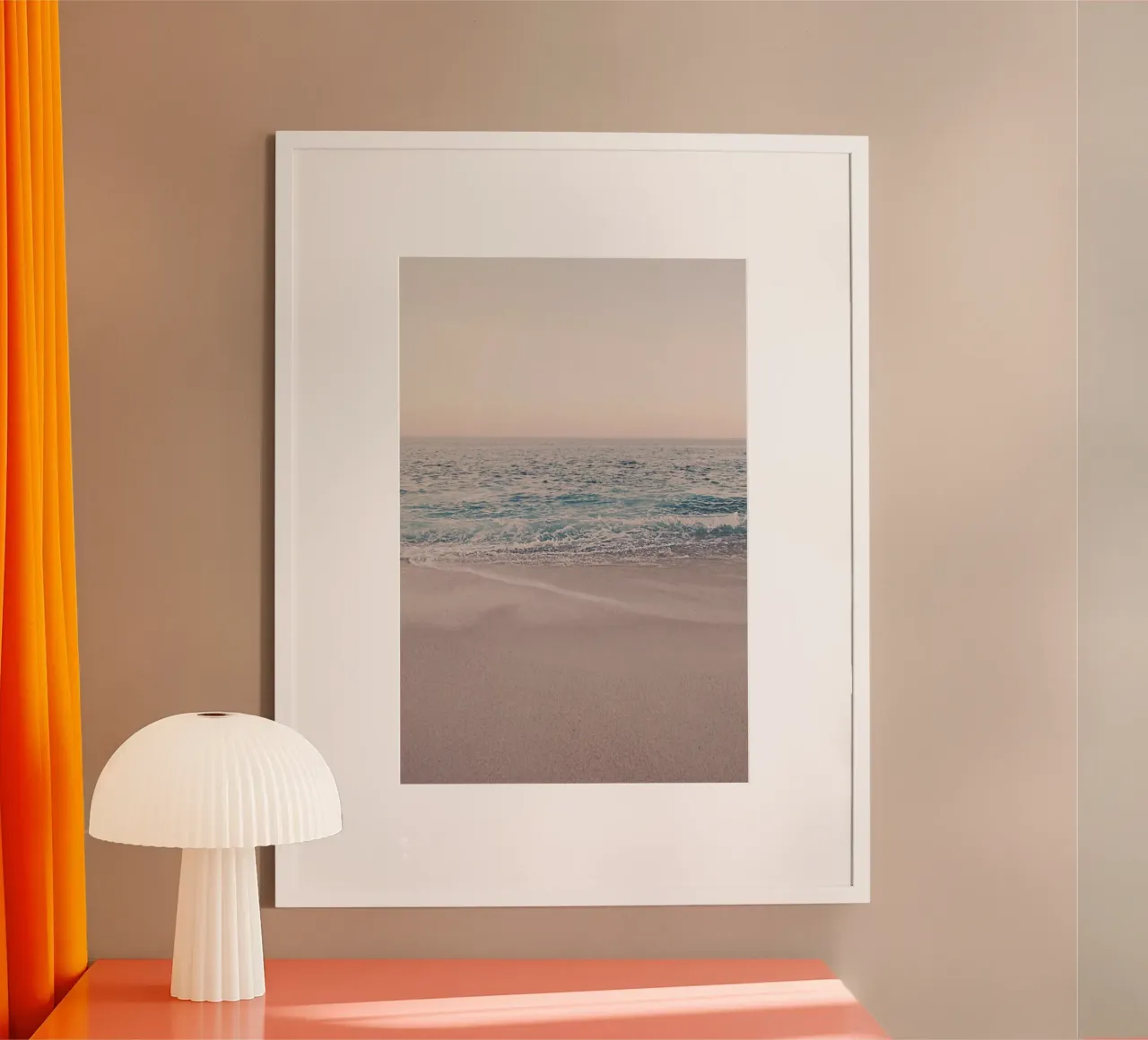 Spiaggia Rosegold Mattina poster con telaio in alluminio da Monika Strigel