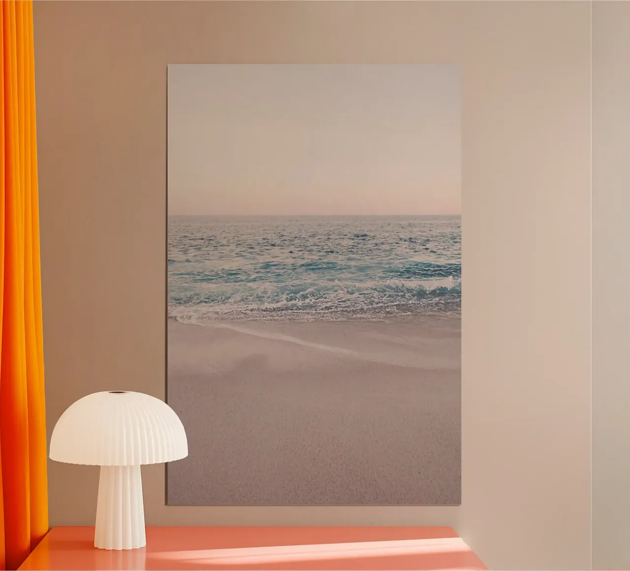 Spiaggia Rosegold Mattina poster con telaio in alluminio da Monika Strigel