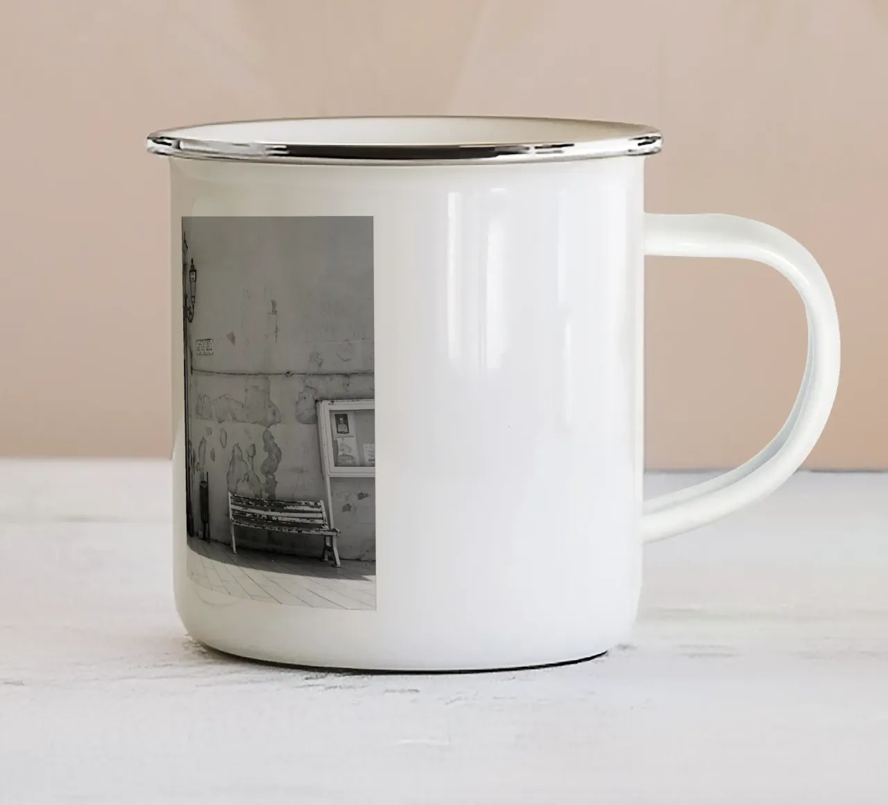 Telti in bianco e nero tazza in smalto da Massimo Frascogna
