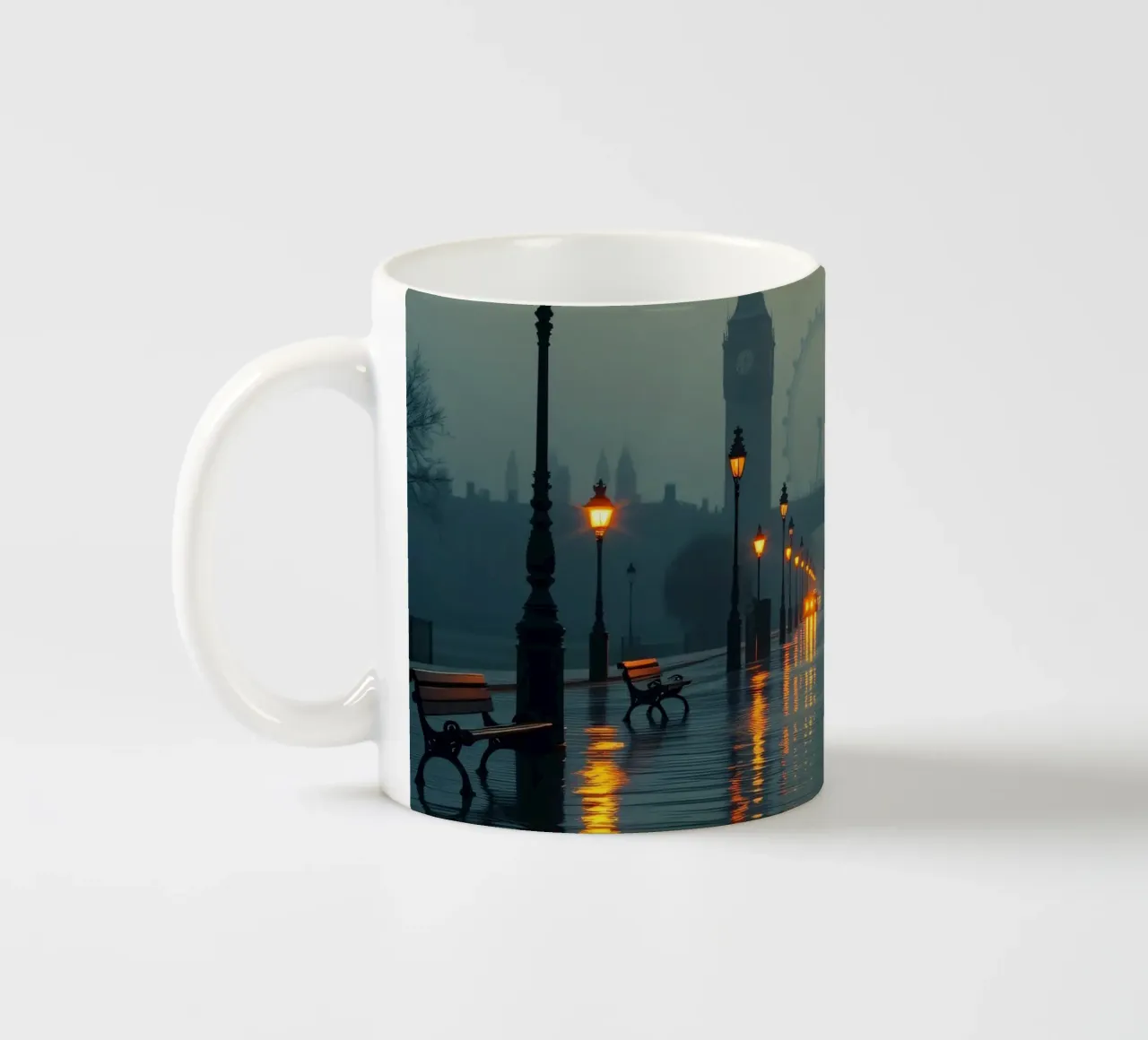 Serata di pioggia lungo la passeggiata sul fiume a Londra tazza in ceramica da DesignDoodle