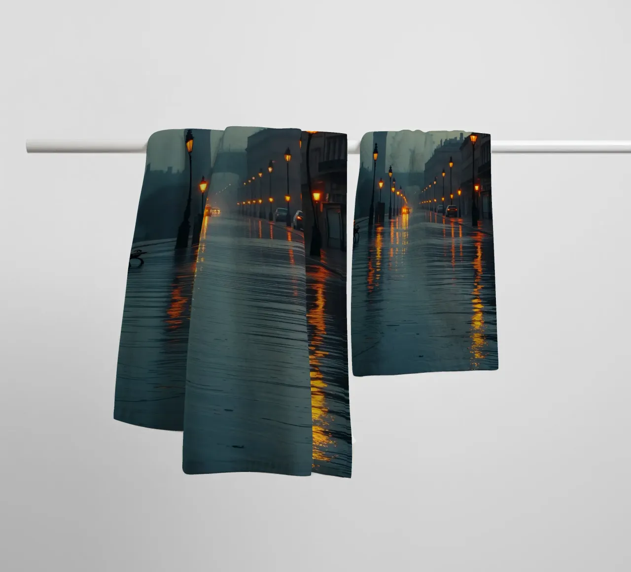 Serata di pioggia lungo la passeggiata sul fiume a Londra asciugamano da bagno da DesignDoodle